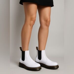554- Dr. Martens Chelsea Boots White Size 9 – Never Worn